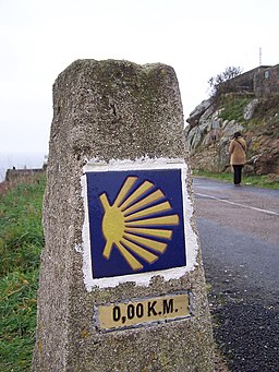 Wegweiser am Jakobsweg (Bild: Wikimedia CC BY 2.0)